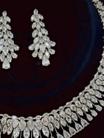 ⁦طقم 110 زركون لون فضي 4 قطع مع علبة فخمة⁩ - الصورة ⁦2⁩