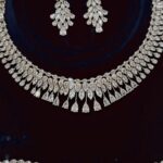 طقم 110 زركون لون فضي 4 قطع مع علبة فخمة