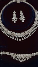 طقم 110 زركون لون فضي 4 قطع مع علبة فخمة