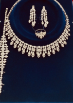 طقم 111 زركون لون فضي ليميتيد اديشن 4 قطع مع علبة فخمة