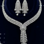 طقم 113 زركون لون فضي 4 قطع مع علبة فخمة