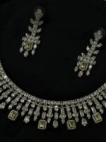 ⁦طقم 105 زركون لون فضي ليميتيد اديشن 4 قطع مع علبة فخمة⁩ - الصورة ⁦3⁩