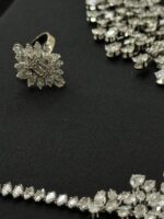 ⁦طقم 106 زركون لون فضي 4 قطع مع علبة فخمة⁩ - الصورة ⁦3⁩