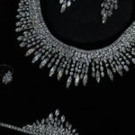 طقم 101 زركون لون فضي 4 قطع مع علبة فخمة