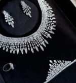 ⁦طقم 101 زركون لون فضي 4 قطع مع علبة فخمة⁩ - الصورة ⁦2⁩