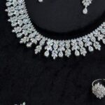 طقم 102 زركون لون فضي 4 قطع مع علبة فخمة