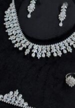 طقم 102 زركون لون فضي 4 قطع مع علبة فخمة