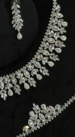 ⁦طقم 102 زركون لون فضي 4 قطع مع علبة فخمة⁩ - الصورة ⁦2⁩