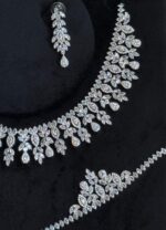 ⁦طقم 102 زركون لون فضي 4 قطع مع علبة فخمة⁩ - الصورة ⁦3⁩