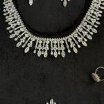 طقم 103 زركون لون فضي 4 قطع مع علبة فخمة