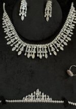 طقم 103 زركون لون فضي 4 قطع مع علبة فخمة