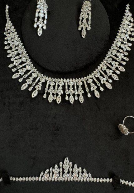 طقم 103 زركون لون فضي 4 قطع مع علبة فخمة