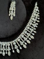 ⁦طقم 103 زركون لون فضي 4 قطع مع علبة فخمة⁩ - الصورة ⁦2⁩