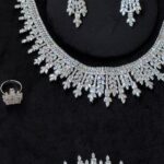 طقم 104 زركون لون فضي 4 قطع مع علبة فخمة