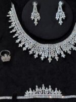 طقم 104 زركون لون فضي 4 قطع مع علبة فخمة