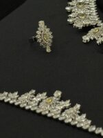 ⁦طقم 107 زركون لون فضي ليميتيد اديشن 4 قطع مع علبة فخمة⁩ - الصورة ⁦3⁩