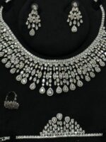 ⁦طقم 108 زركون لون فضي 4 قطع مع علبة فخمة⁩ - الصورة ⁦2⁩