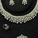 طقم 109 زركون لون فضي 4 قطع مع علبة فخمة