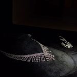 عقد كامل قلادة و حلق و اسواره وخاتم. 116 زركون لون فضي 4 قطع مع علبة فخمة ( عفراء السويدي ) مقاس كبير