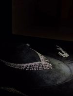 عقد كامل قلادة و حلق و اسواره وخاتم. 116 زركون لون فضي 4 قطع مع علبة فخمة ( عفراء السويدي ) مقاس كبير