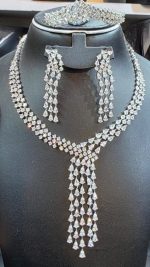 ⁦طقم 120 زركون لون فضي 4 قطع مع علبة فخمة⁩ عفراء السويدي⁩ - الصورة ⁦2⁩